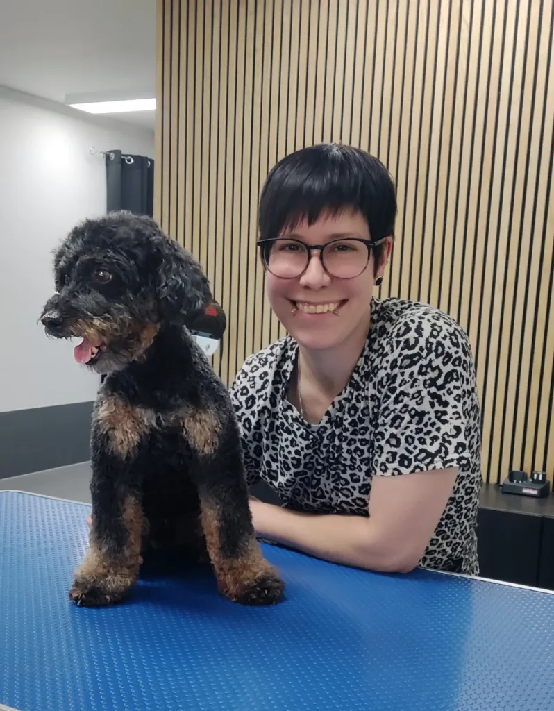 Leah1 Hundefriseur mit Hund auf dem Schertisch