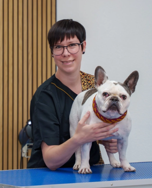 Leah im Salon mit Hund